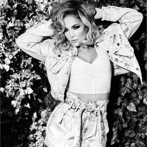 Guess Washed Light Denim Cropped Jacket Size L! As Featured On Jennifer Lopez!